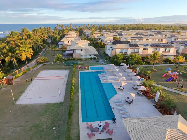 Vista aérea da piscina do condomínio